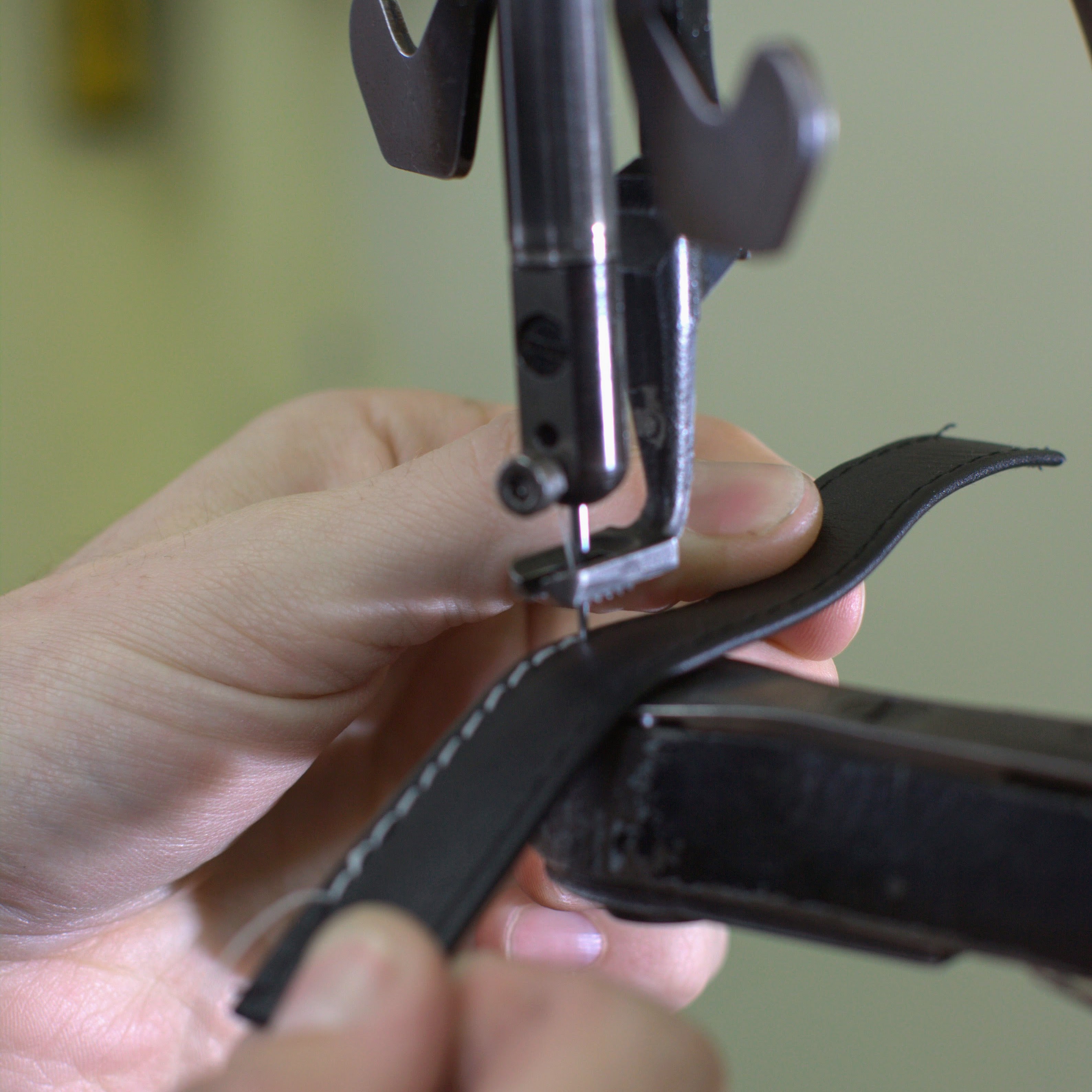 expert-shoe-stitching-service-in-action